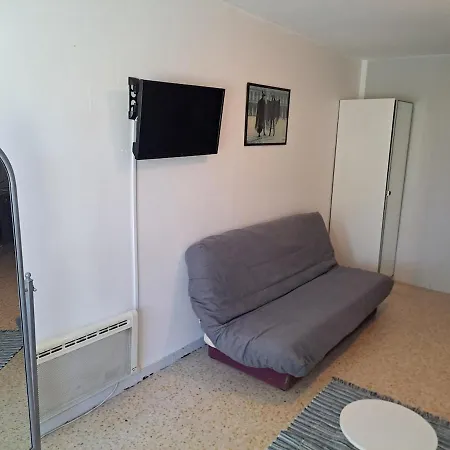 Cap City, Modeste Rez-de-jardin 500m Et Du Port Apartment *