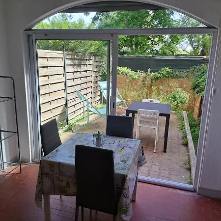 Cap City, Modeste Rez-de-jardin 500m Et Du Port Apartment *